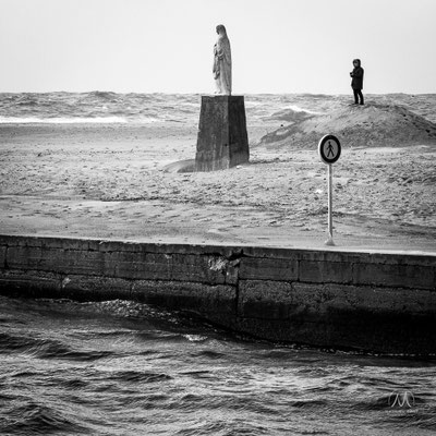 SOLITUDES MARITIMES Côte Basque et Sud Landes  Âmes vagabondes solitaires, contemplateurs d’éléments à l’oeil nu, ou armés d’appareils photographiques. Simples promeneurs, ou aventuriers discrets en pleine apnées interrogatives secrètes, animée d’obscures