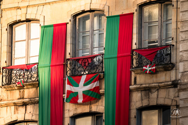 FÊTES DE BAYONNE - 5 JOURS D'OXYGÈNE   Traditionnelles, potaches, officielles, alternatives, associatives, amicales, musicales, sportives, solidaires, intergénérationnelles... Une grande Fête multiple, peut-être bien pour ça qu’on y ajoute un s à la fin !
