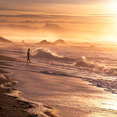 SOLITUDES MARITIMES Côte Basque et Sud Landes  Âmes vagabondes solitaires, contemplateurs d’éléments à l’oeil nu, ou armés d’appareils photographiques. Simples promeneurs, ou aventuriers discrets en pleine apnées interrogatives secrètes, animée d’obscures