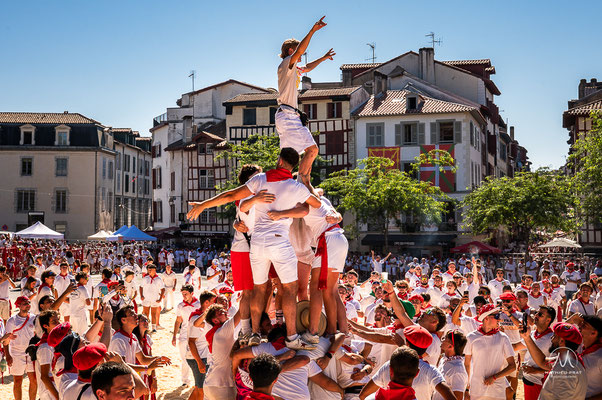 FÊTES DE BAYONNE - 5 JOURS D'OXYGÈNE   Traditionnelles, potaches, officielles, alternatives, associatives, amicales, musicales, sportives, solidaires, intergénérationnelles... Une grande Fête multiple, peut-être bien pour ça qu’on y ajoute un s à la fin !
