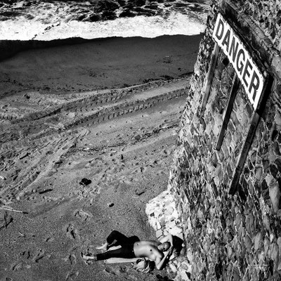 SOLITUDES MARITIMES Côte Basque et Sud Landes  Âmes vagabondes solitaires, contemplateurs d’éléments à l’oeil nu, ou armés d’appareils photographiques. Simples promeneurs, ou aventuriers discrets en pleine apnées interrogatives secrètes, animée d’obscures