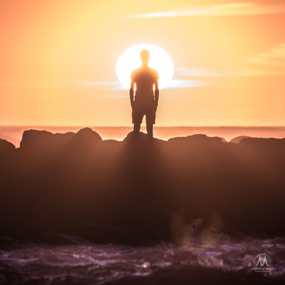 SOLITUDES MARITIMES Côte Basque et Sud Landes  Âmes vagabondes solitaires, contemplateurs d’éléments à l’oeil nu, ou armés d’appareils photographiques. Simples promeneurs, ou aventuriers discrets en pleine apnées interrogatives secrètes, animée d’obscures