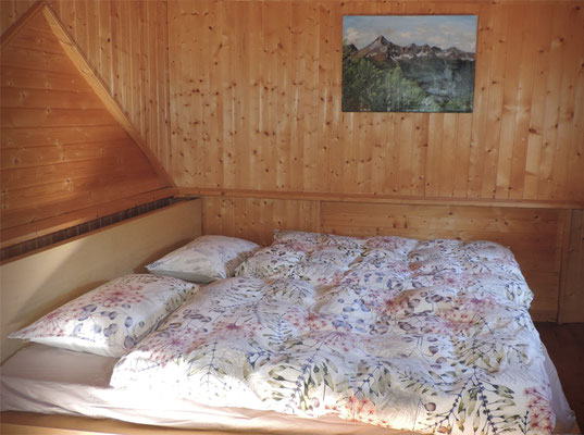 Grösseres Zimmer mit Doppelbett