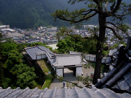 郡上城の上から、町並み