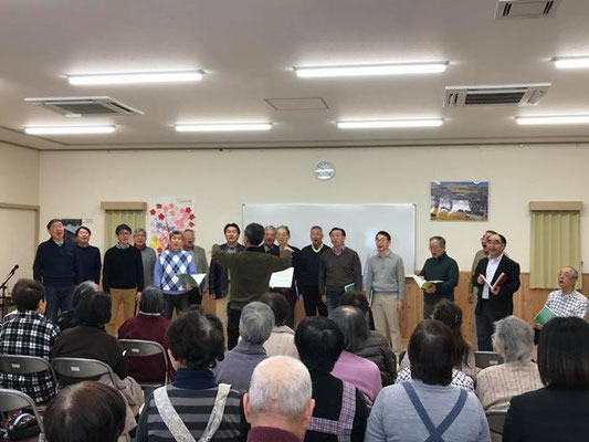 復興住宅あおい地区の集会所で男声合唱団が歌を披露