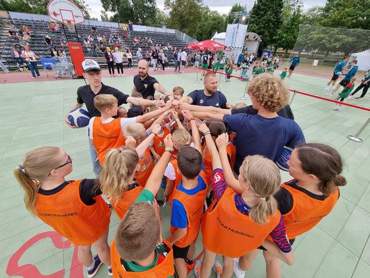 Die Jugendtrainer von ALBA Berlin und Spieler von den Aschersleben Tigers leiten das Baskettballtraining © MRSS Design / megawoodstock.com