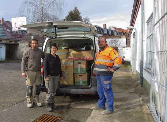 Fotos: Kreisarchiv SLK Ein Kleintransporter war notwendig, um das gesamte Aktenmaterial in das Kreisarchiv zu bringen. Herr Vollert, Frau Gust und Herr Schlömer bei der Anlieferung.