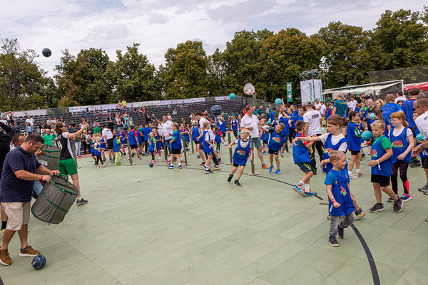 200 Kinder versuchen sich am neuen Handball-Weltrekord © Stefan Jorde / megawoodstock.com