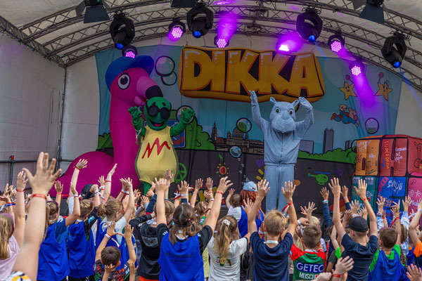 Das rappende Rhinozeros DIKKA feiert mit megawoodstock Maskottchen Woody und den kleinen Weltrekordlern © Stefan Jorde / megawoodstock.com