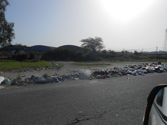 Am Straßenrand wird Müll verbrannt, würde man so etwas bei uns machen