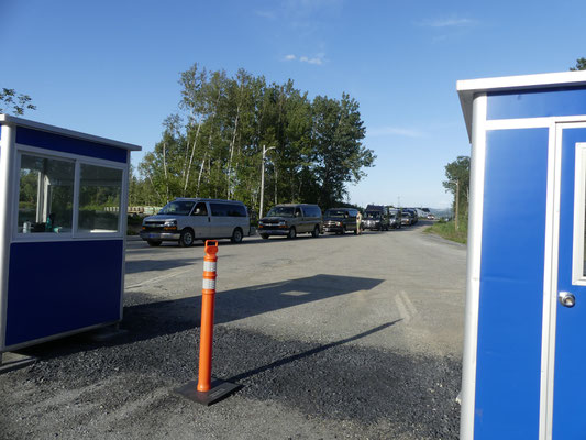 Rassemblement à l'entrée du Ciné-Parc Orford.