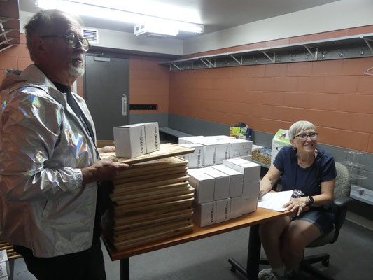 Remise des planches et gobelets commémoratifs du 25e anniversaire du CDEVR