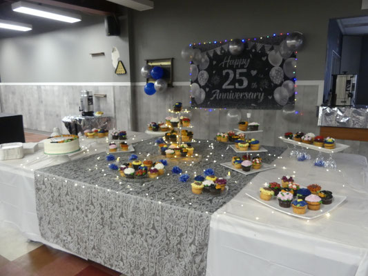 Table des mini gâteaux avec créations artistiques...