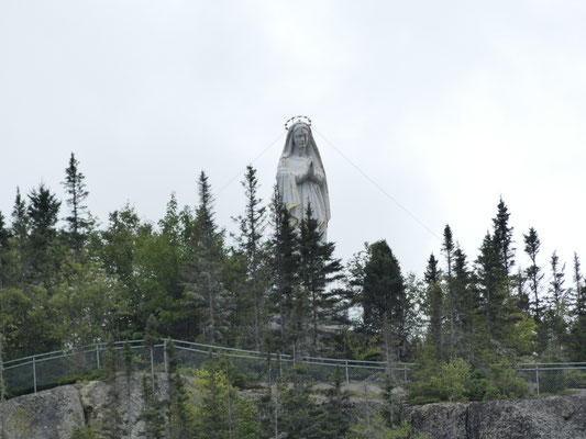 La "Statue de l'Anse St-Jean" n'est pas une statue située à L'Anse-Saint-Jean, mais plutôt la statue de Notre-Dame-du-Saguenay qui se trouve sur le Cap Trinité, en face du village de L'Anse-Saint-Jean. Cette sculpture en bois de pin recouverte de plomb, r