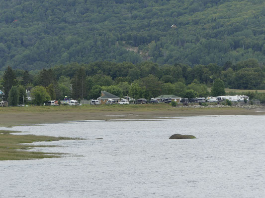 Terrain du camping de l'Anse vu à partir du quai de la marina de l'Anse-St-Jean