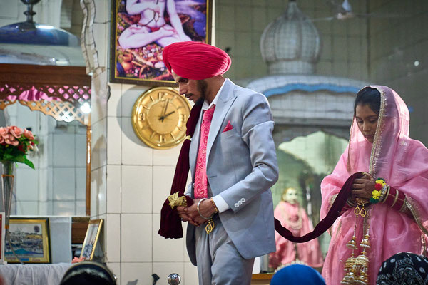 das Brautpaar umrundet das Heilige Buch der Sikh
