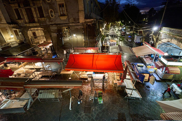 Ausblick vom Balkon auf den Fischmarkt von Catania