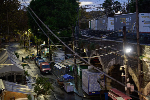 Der Fischmarkt von Catania neben der Bahnlinie