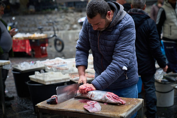 Der frische Fisch wird vor Ort ausgenommen und zerlegt
