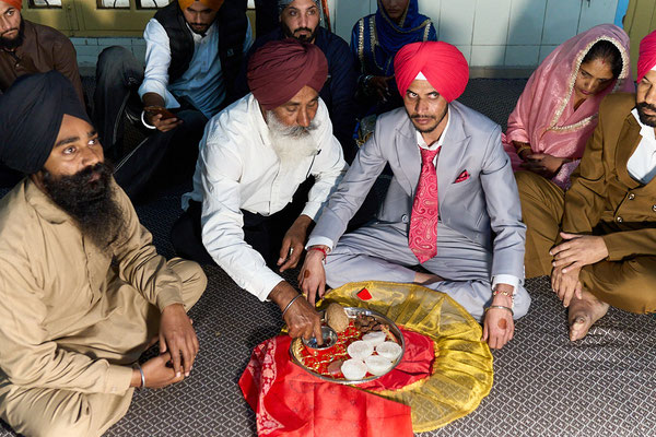 Bräutigam mit Jaswinder (Ersatzvater der Braut)