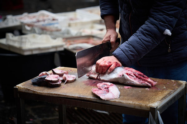 Der frische Fisch wird vor Ort ausgenommen und zerlegt