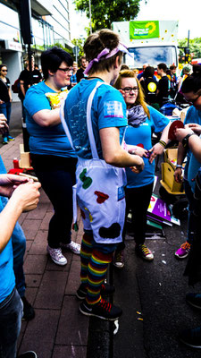 Eines unserer Kuhmaskottchen ^^. Das Kostüm wurde selbstgenäht von einem aus der CSD Köln AG der Queeren Jugend NRW. 