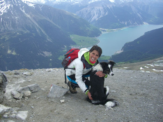 Katja mit Ihrem Hund Coudy auf dem Piz Lad am Reschensee - Urlaub mit Hund