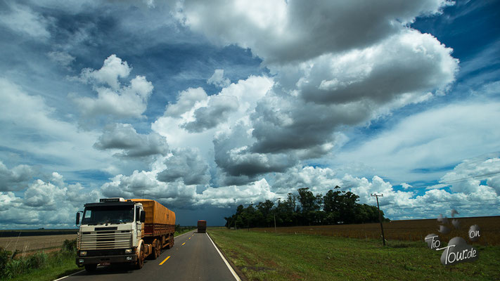 on the road - immer wieder neue und faszinierende Wolkenformationen