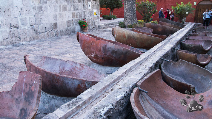 Arequipa - Kloster Santa Catalina - Waschbottiche - in die Abwasser-Löcher wurden Karotten gesteckt