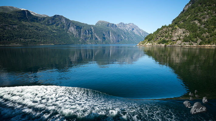 Fahrt über den Geiranger-Fjord