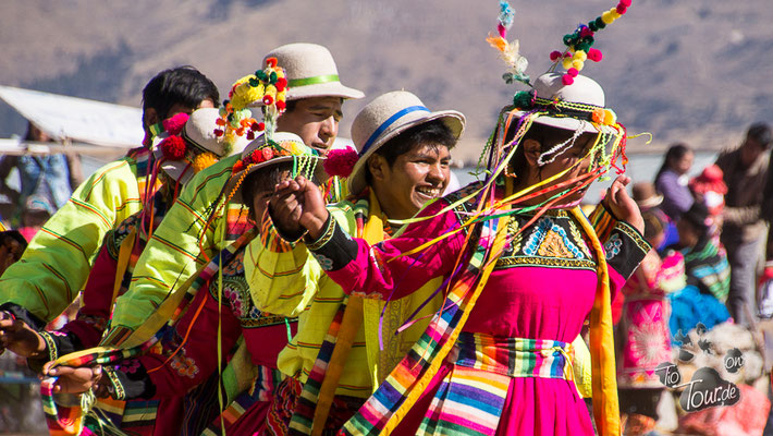 Nationalfeiertag am Titicaca-See - das ganze Dorf tanzt...