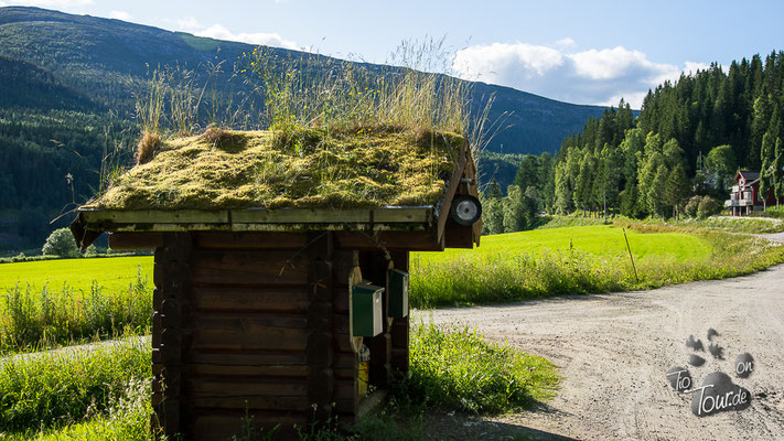 Laksforsen - Hütte für Briefkästen und Mülltonnen