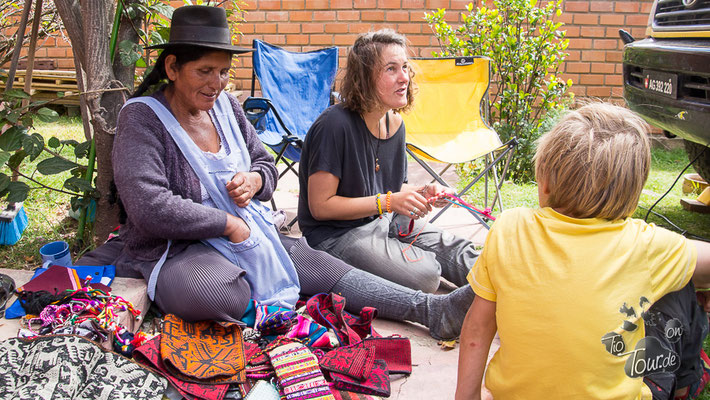 Josefina bringt Zoe das Weben bei...