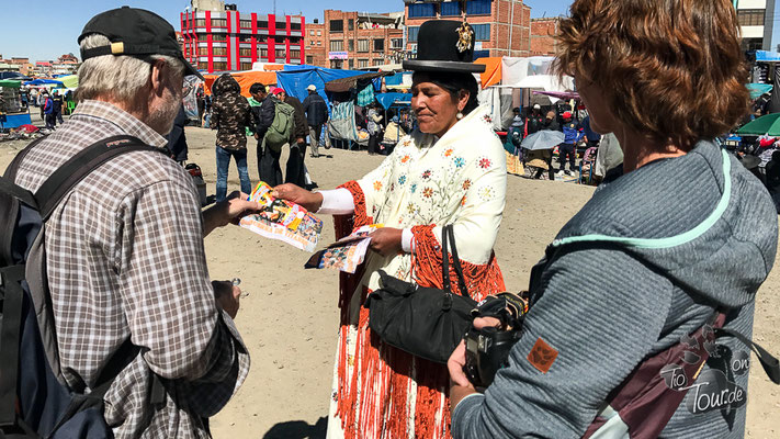 La Paz - El Mercado in El Alto - Werbung für Cholita-Wresteling ;-)