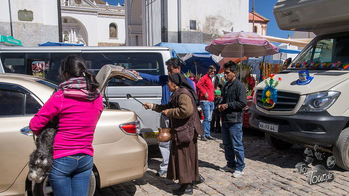 Fahrzeugweihe in Copacabana - erst der kirchliche Segen...