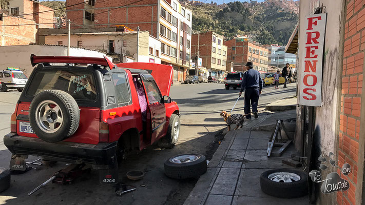 Wer keine Werkstatt hat, repariert die Autos auch auf der Straße