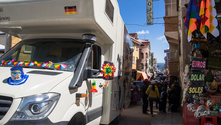 Fahrzeugweihe in Copacabana - die Schlange ist lang