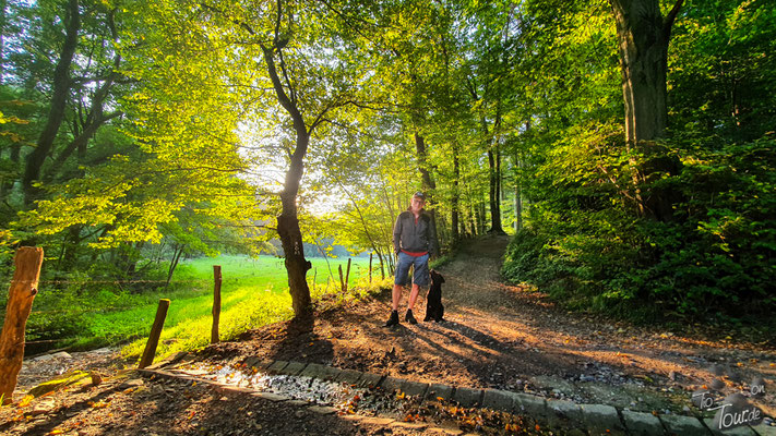 Mit Herrchen im Neandertal