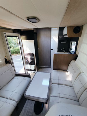 Salon avec porte sdb fermée