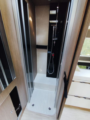 Douche avec portes