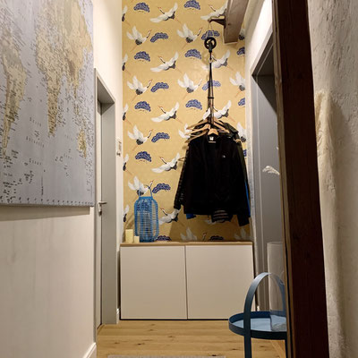 Neugestaltung einer Garderobe mit individuellen Garderoben"haken" und bunter Tapete