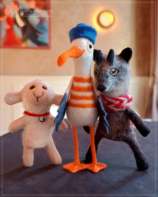 Die handgefilzte Möwe ‚Moin-Möwe‘ zusammen mit den Filzfiguren Mathilda und Serau im Tanzsaal.