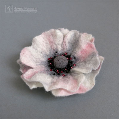 Handgefilzte Fantasie-Blume, extra feine Merino-Wolle, Seidenfaser, Rocailles Perlen, 2015