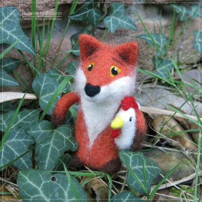 Fuchs mit Huhn, nadelgefilzt, Auftragsarbeit 2019