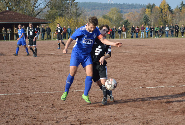 Heiko Wirbel  auf Augenhöhe mit dem Ball.