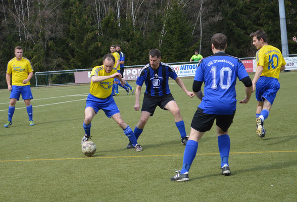 2. Mannschaft: Horst Wagner (in gelb-blau) im Zweikampf