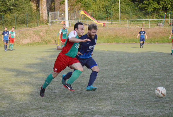 Joshua Zimmer (in blau) im Zweikampf mit einem Hofelder.