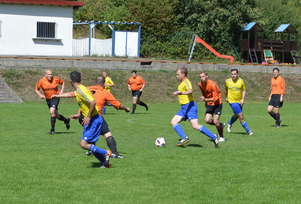 Am Ball Mittelfeldspieler Jan Olbrich (in gelb-blau)