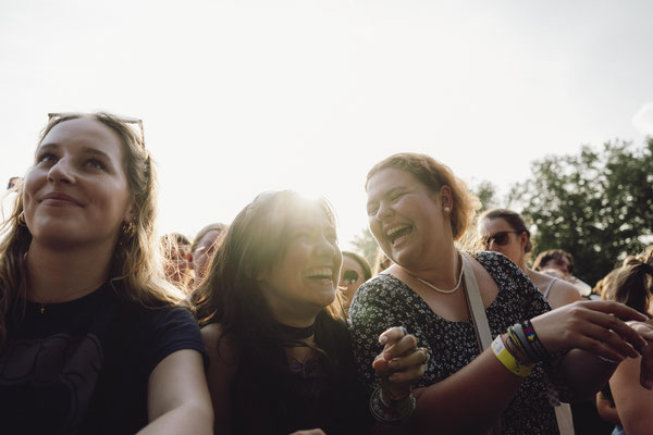 Fans lachen auf dem Daheim Festival in Weingarten