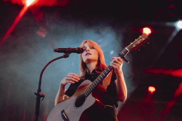 Sängerin mit Gitarre auf dem Daheim Festival in Weingarten - Foto: Manu Murphy & Leo Leister
